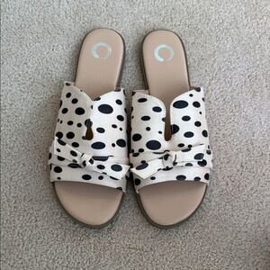 Chic slip-on sandal with bow on the toe